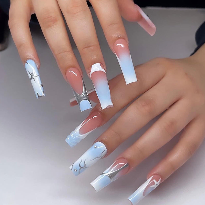 Kunstvolle Nagelspitzen mit maritimem Design Brehn