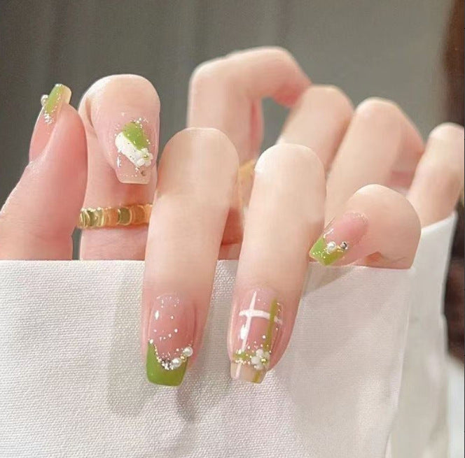 Glamouröse Nagelkunst mit Perlen und Glitzer Brehn