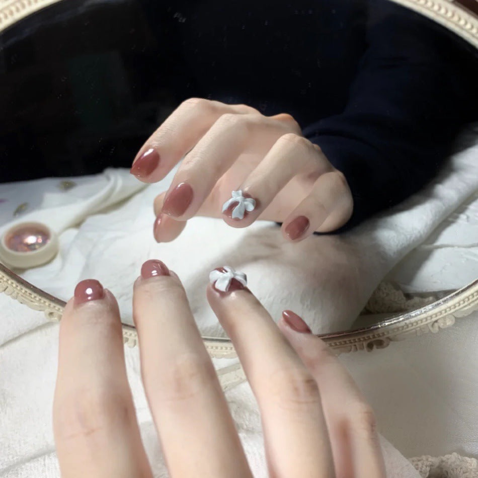 Elegante Kunstnägel mit zarten Blütenakzenten Brehn