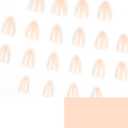 Kunstvolle Nagelverlängerungen im eleganten French-Tip Design Brehn