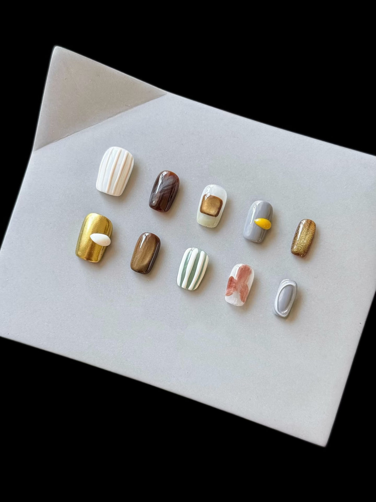 Künstlerisches Press-On-Nagelset mit einzigartigen strukturierten Designs