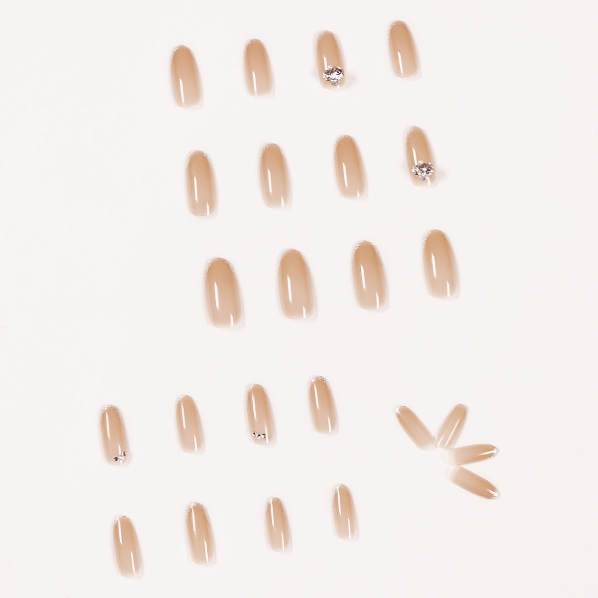 Kunstvolle Nagelkunst mit Strassverzierungen Brehn
