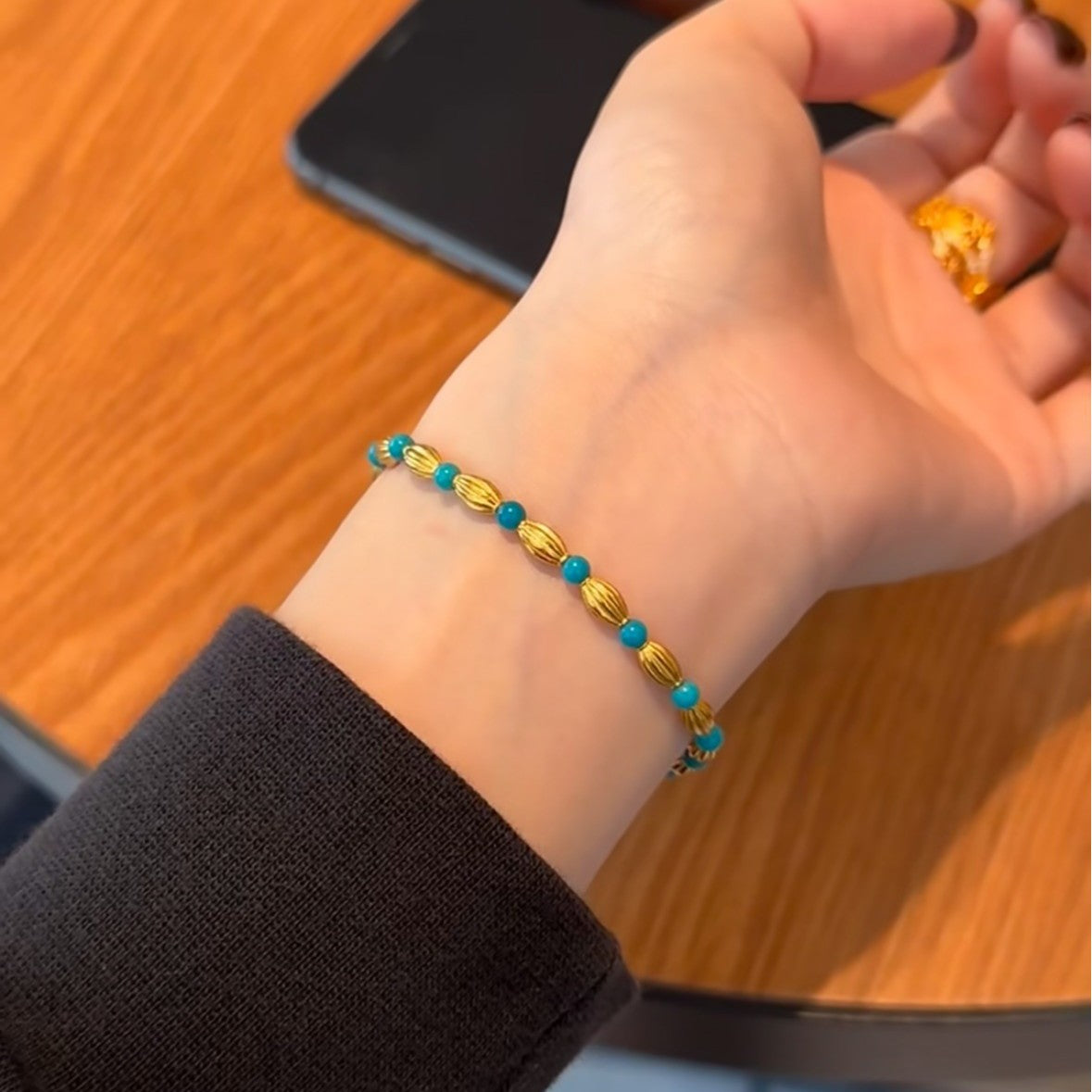 Verspieltes Perlenarmband mit Charm Brehn