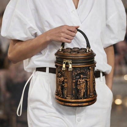 Skulpturaler Henkel-Eimer-Tasche