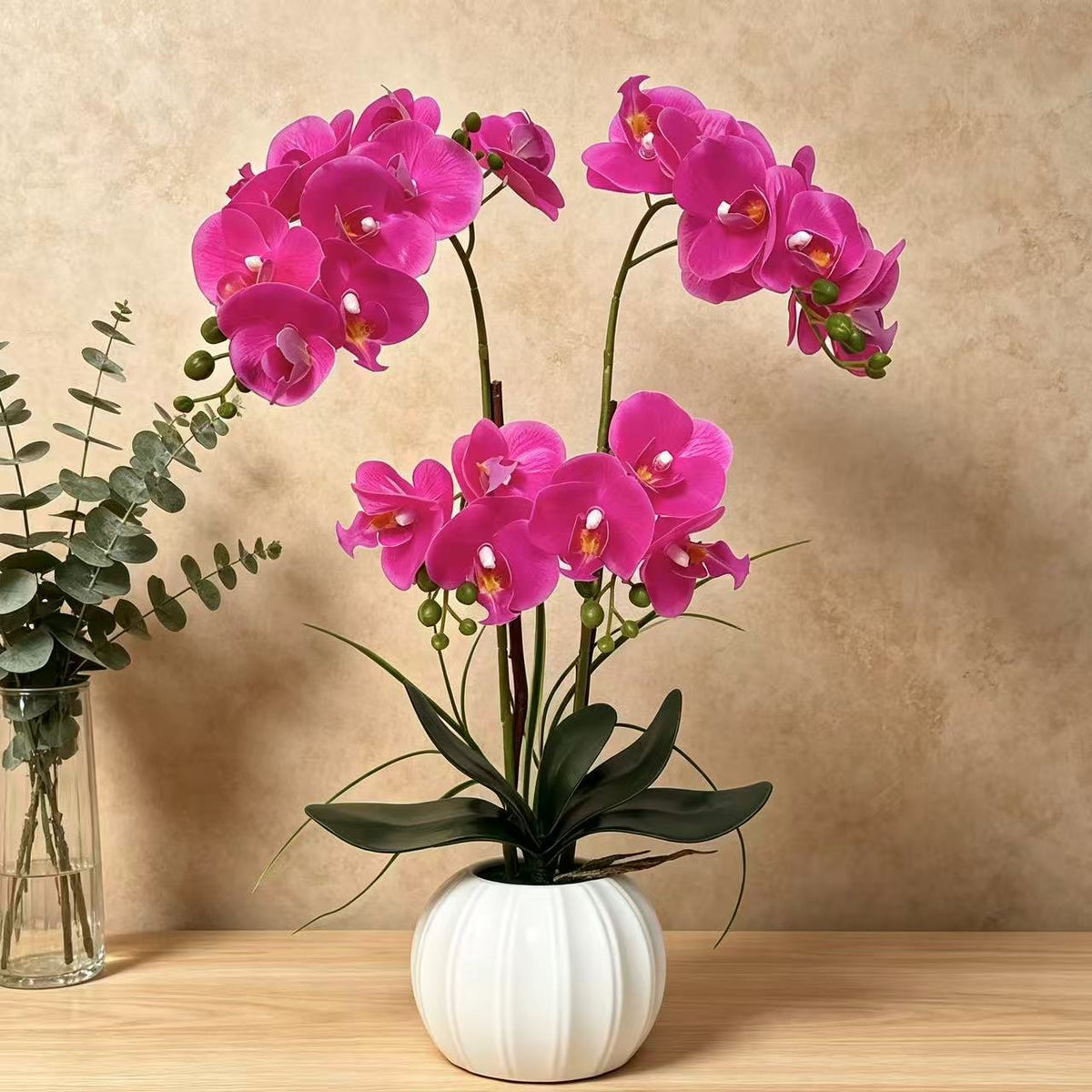 Lebensechte Dekorative Orchideenarrangement für die Home Display