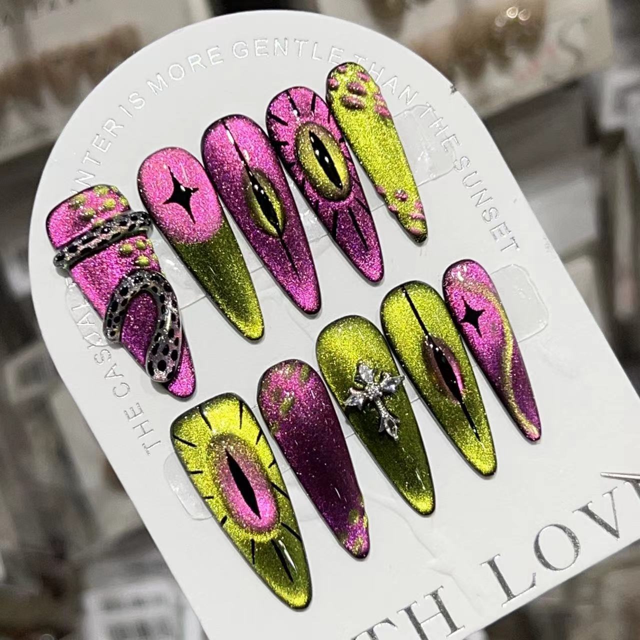 Künstlerisches Stiletto Press-On Nail Set mit einzigartigem Grafikdesign Brehn