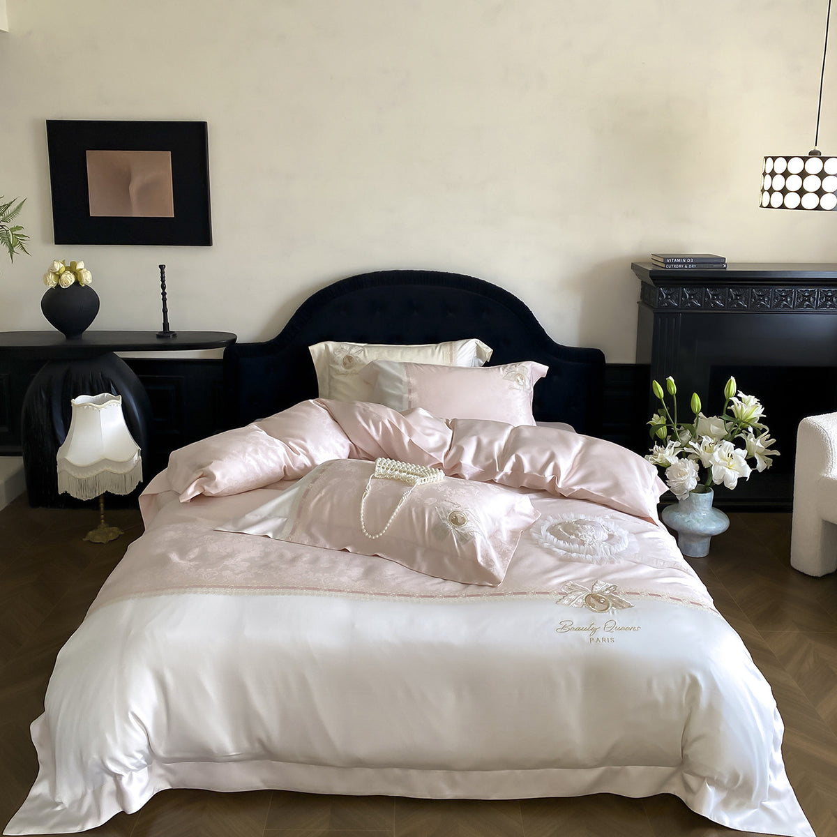 Luxuriöses Satin-Bettwäsche-Set mit feiner Stickerei und Kissenbezügen