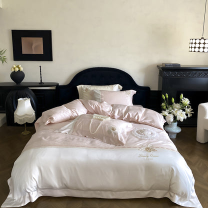 Luxuriöses Satin-Bettwäsche-Set mit feiner Stickerei und Kissenbezügen