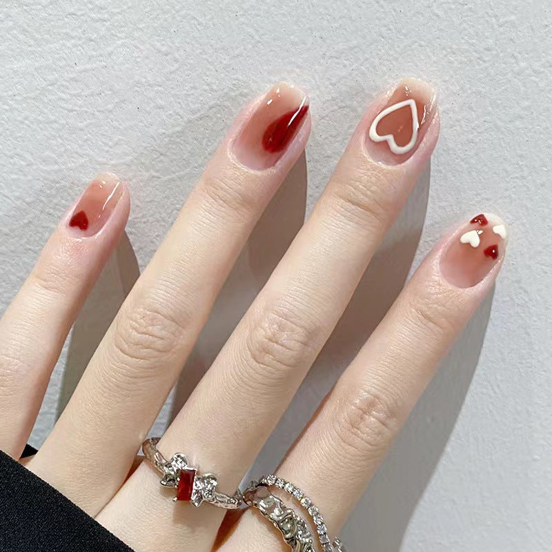 Kreative Herz-Nagelkunst Brehn