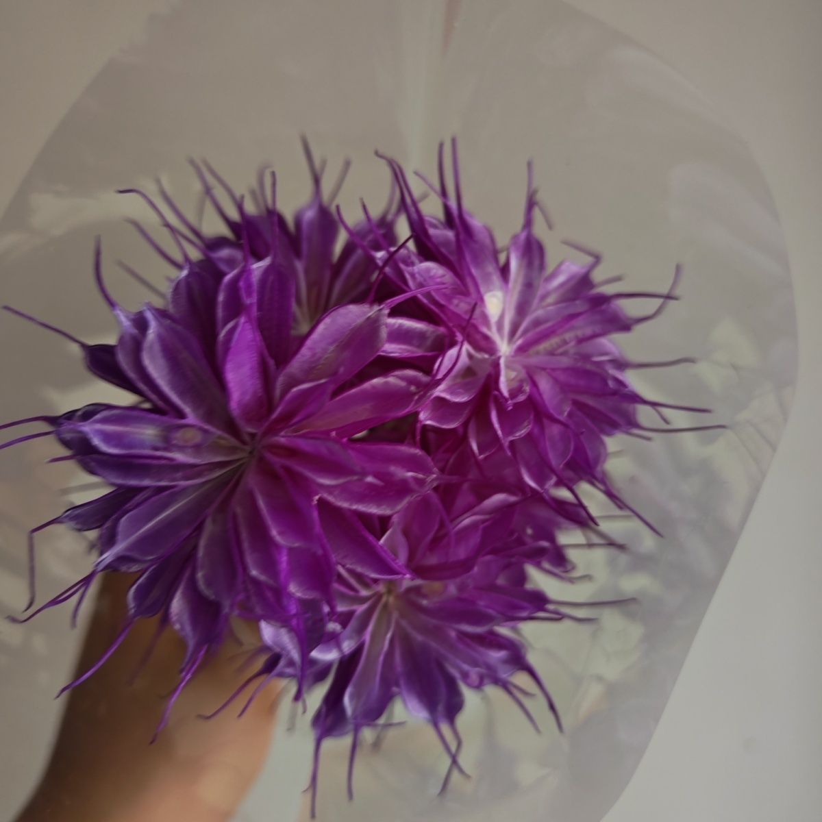 Lebensechte dekorative Blumensträuße