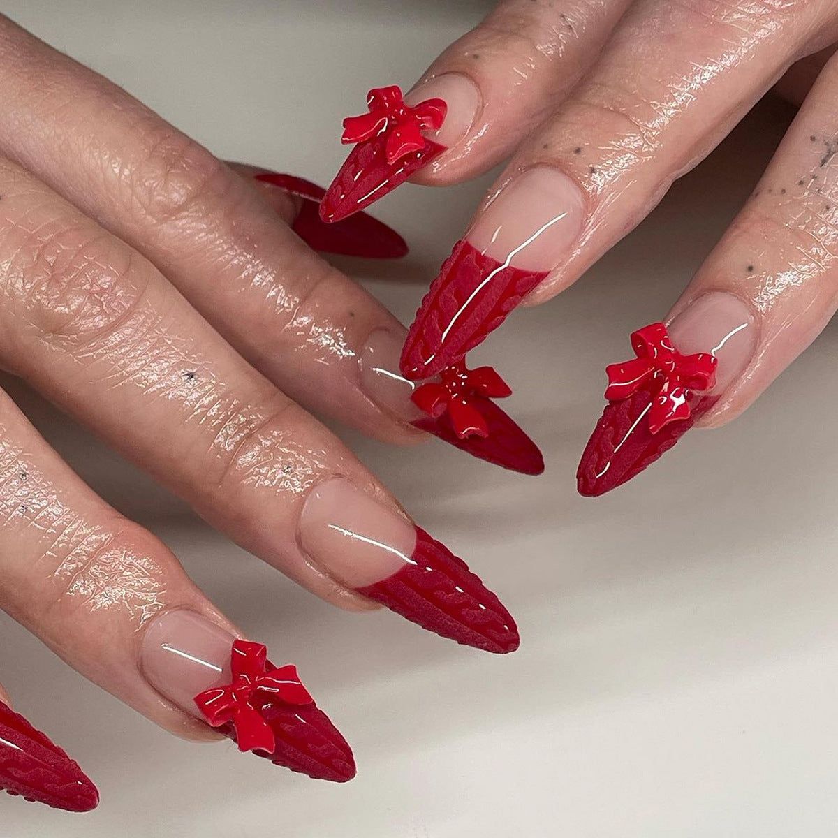 Kunstvolle Stiletto-Nägel mit glänzenden Akzenten Brehn
