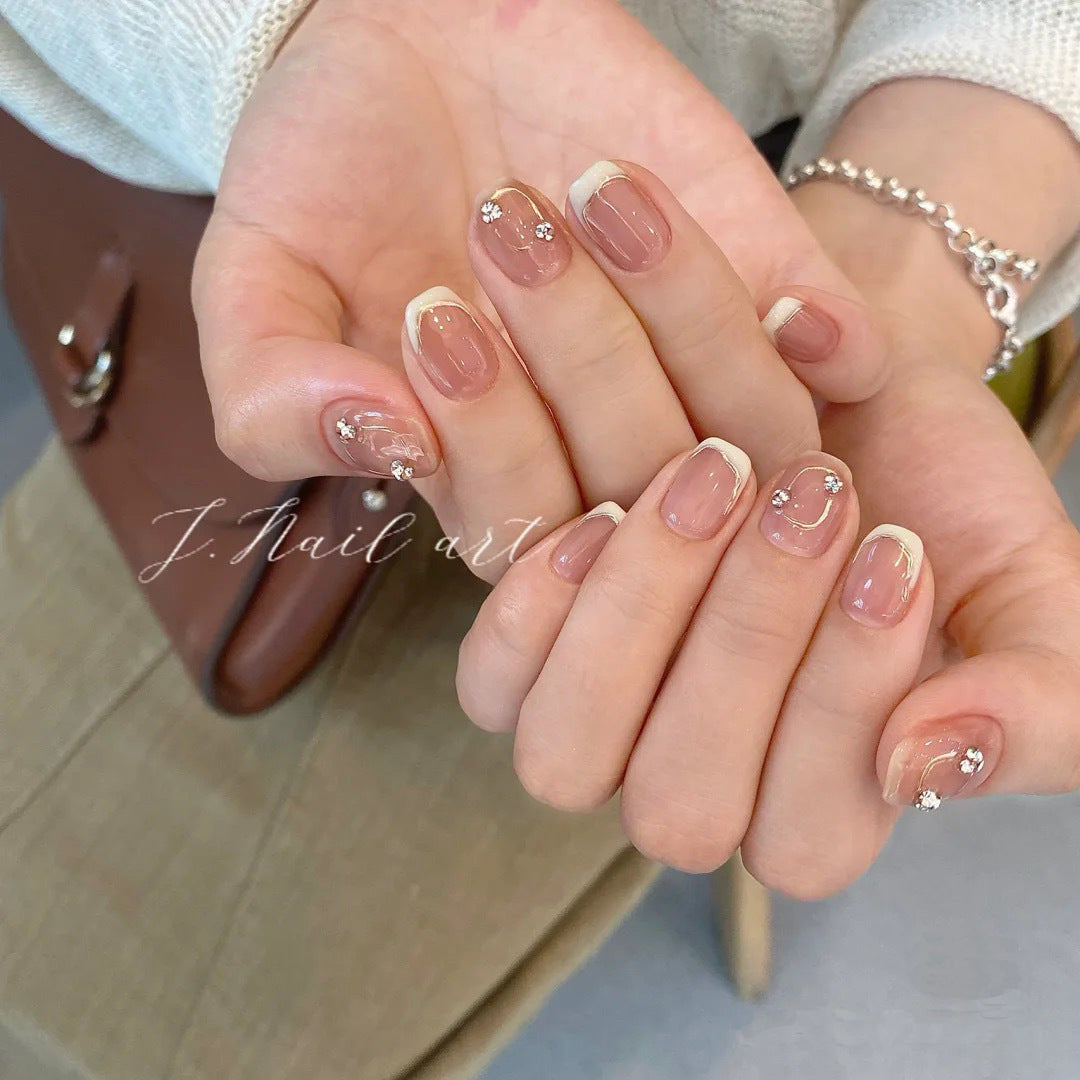 Kunstnagelset mit Eleganten Französischen Spitzen und Glitzerakzenten Brehn