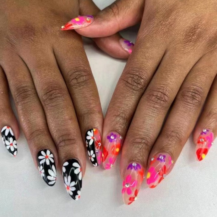 Kunstnagelset mit blumigen 3D-Verzierungen und Glitzer-Akzenten Brehn