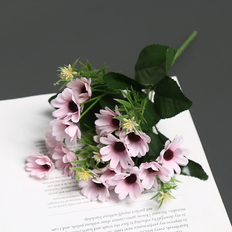 Realistische Blumenanordnung