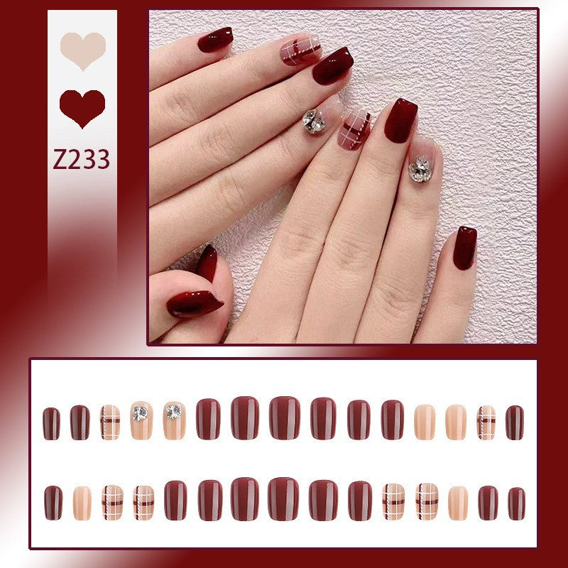 Kunstnagelset mit elegantem, schimmerndem Design und kreativen Akzenten Brehn
