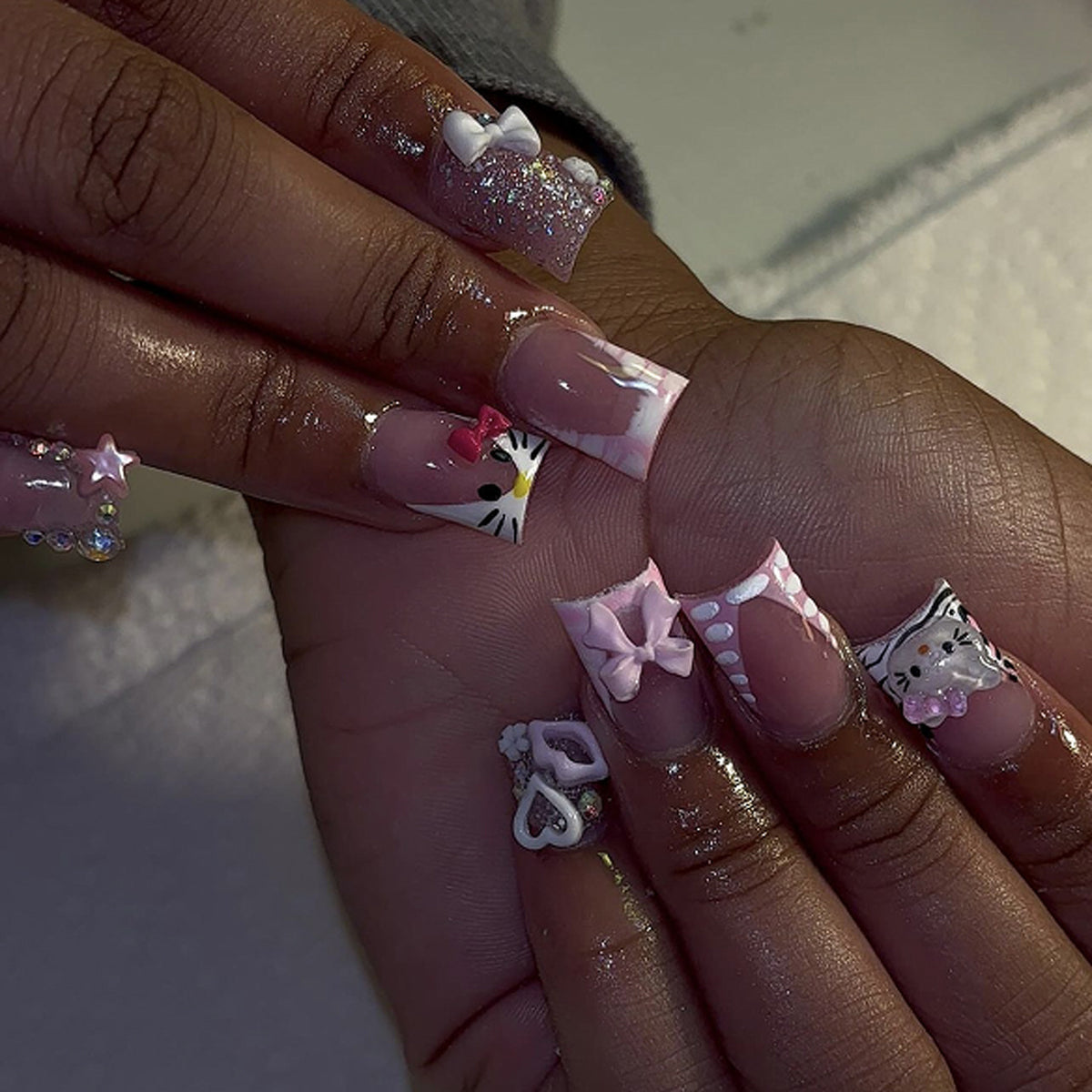 Kunstvolle Nagelkunst mit niedlichen Motivakzenten Brehn