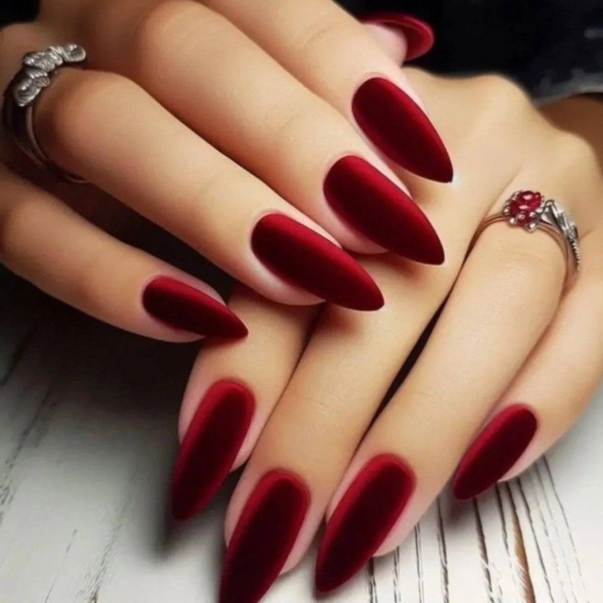 Elegante lange Stiletto-Nagelerweiterungen Brehn