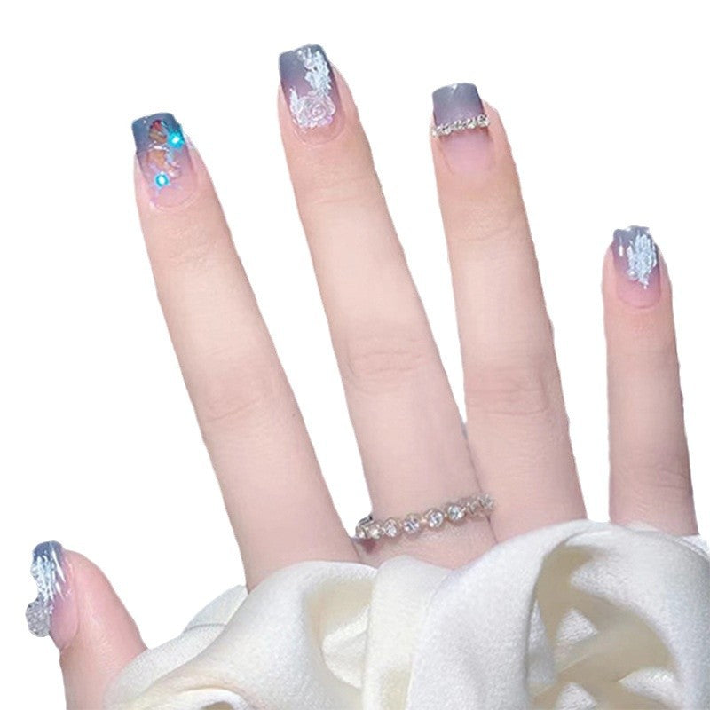 Glamouröse Kunstfingernägel mit Herz- und Glitzerdetails Brehn