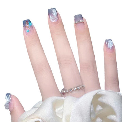 Glamouröse Kunstfingernägel mit Herz- und Glitzerdetails Brehn
