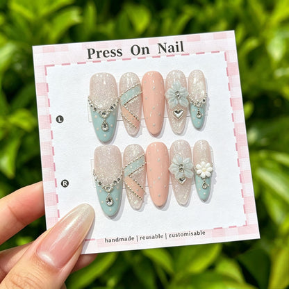 Künstlerisches Press-On Nägel Set mit tropischen und floralen Akzenten