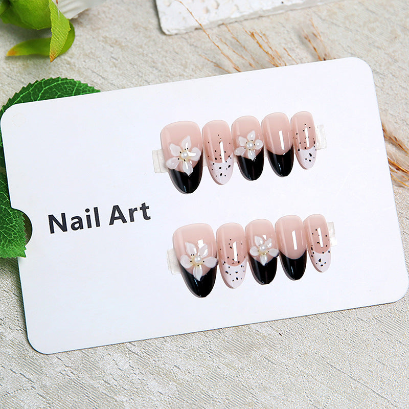 Kunstvolle Nagelspitzen mit Blütenverzierungen Brehn