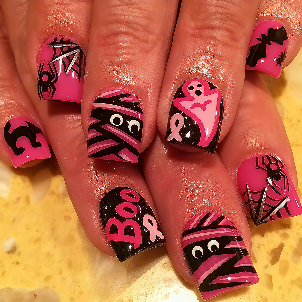 Halloween Kunstnägel mit verspielten Motiven und Glitzerdetails Brehn