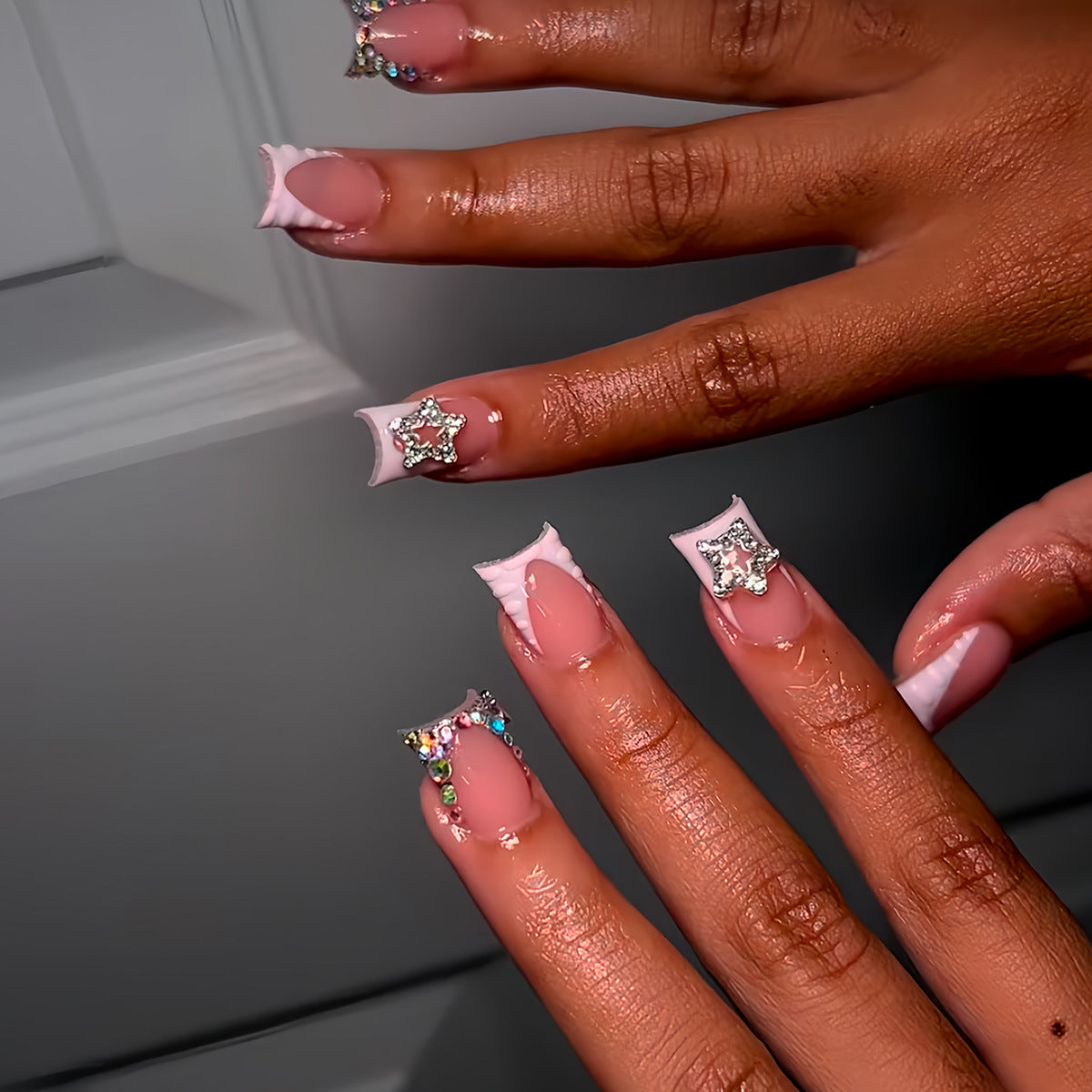 Künstlerisches Nail Set mit Strass-Akzenten zum Aufkleben Brehn