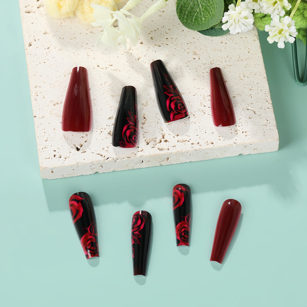 kunstvolle Nagelspitzen mit floralem Rosenmuster Brehn