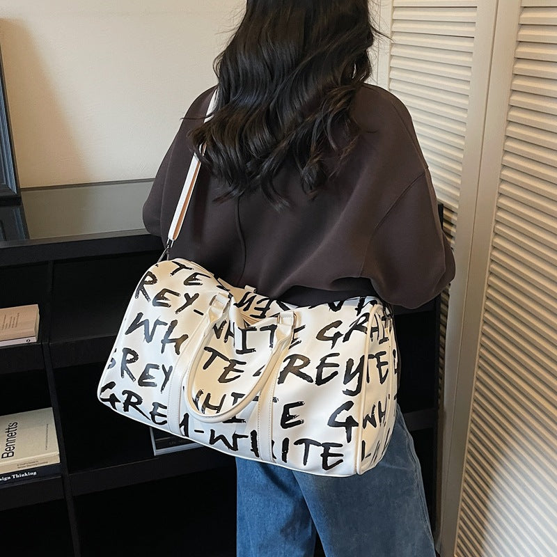 Sportliche Reisetasche mit Innovativem Schriftzug Brehn