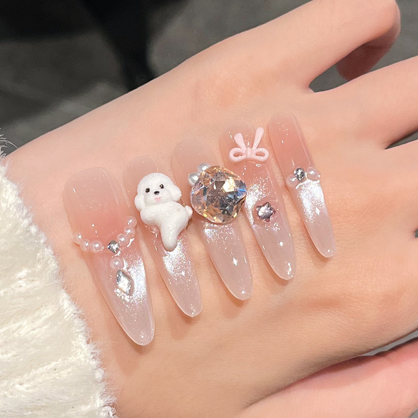 Künstlerische Stiletto Press-On Nagelkunst mit schimmernden Akzenten Brehn