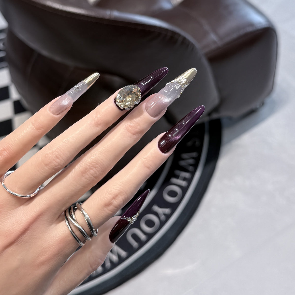 Elegante Stiletto Press-On Nagelset mit dekorativen Juwel-Akzenten Brehn