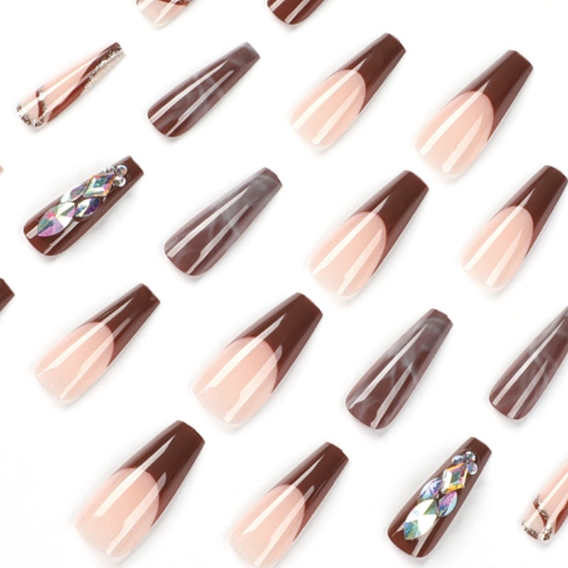 Künstliche Nagelverlängerungen mit eleganten Edelsteinverzierungen Brehn
