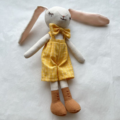 Plüsch-Langohren-Hasenpuppe mit Musslin-Overall