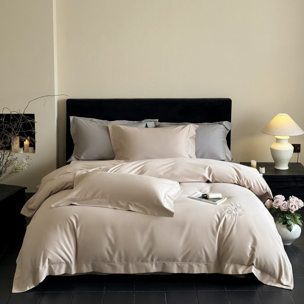 Luxuriöse Baumwollsatin-Bettgarnitur mit Monogramm-Stickerei und feiner Paspel