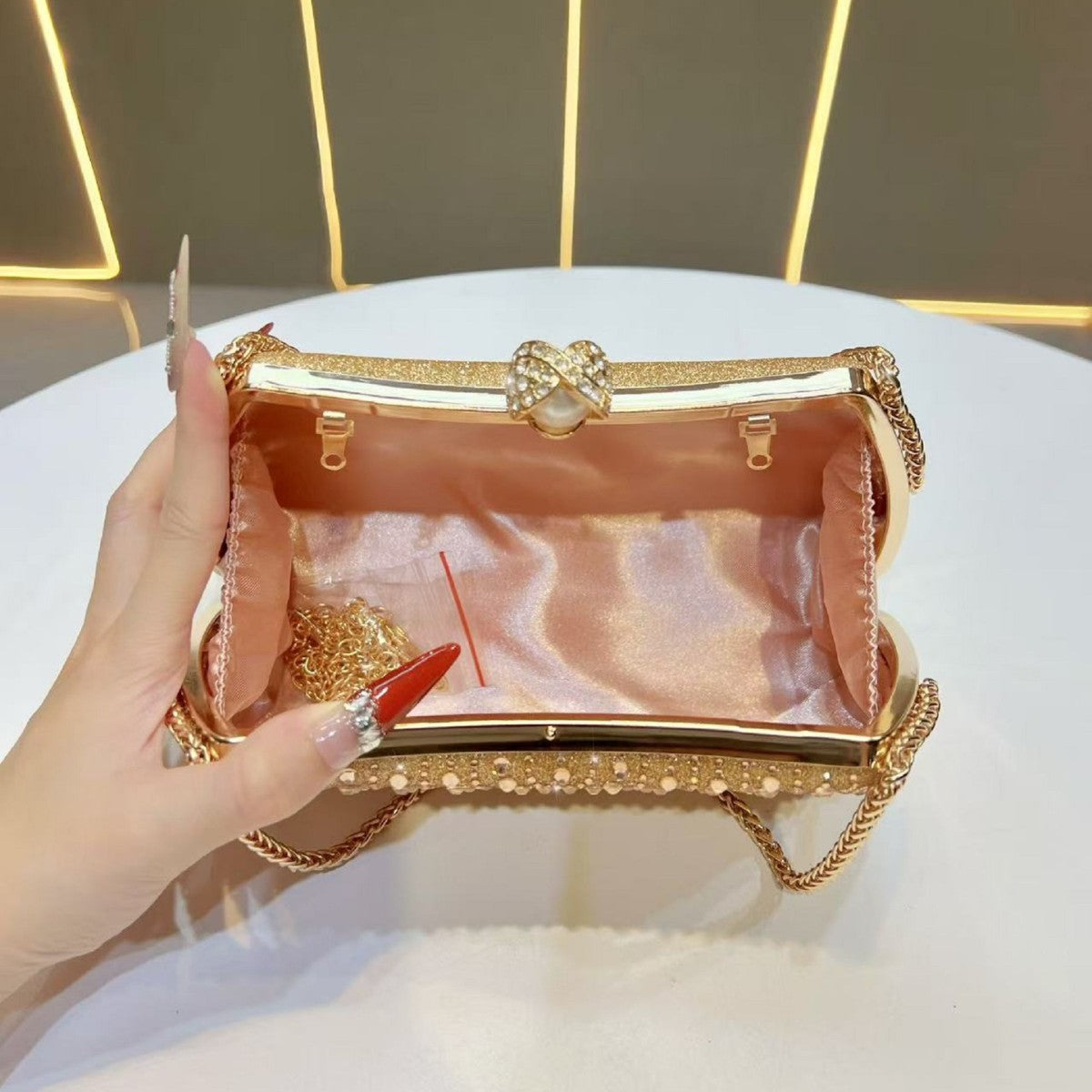 Dekorative mit Kristallen besetzte abendliche Handtasche