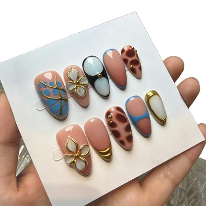 Dekoratives Pres-On Nagelkunstset mit eleganten floralen und geometrischen Akzenten