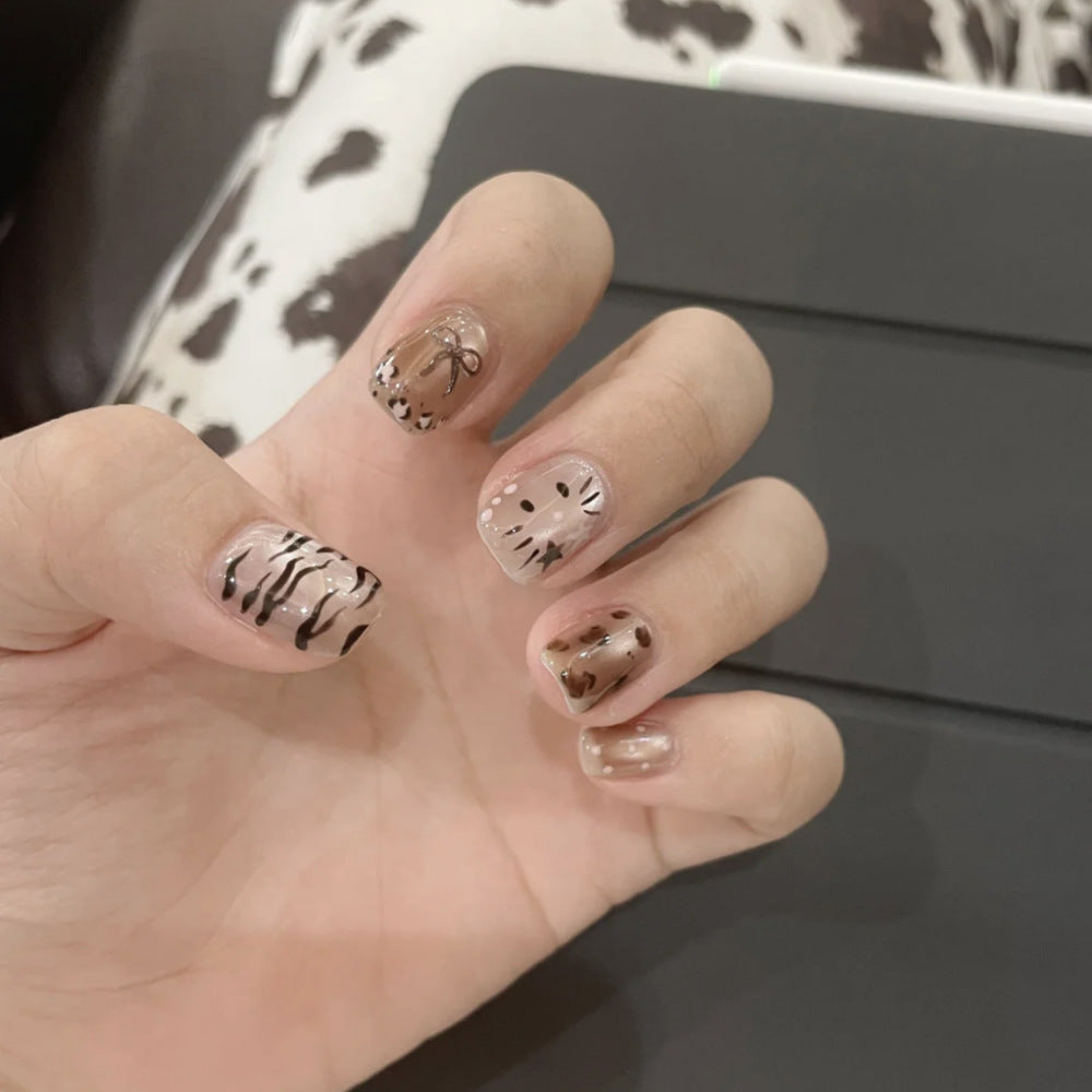 Künstlerische Blumen- und minimalistische Fingernägel zum Aufkleben Brehn