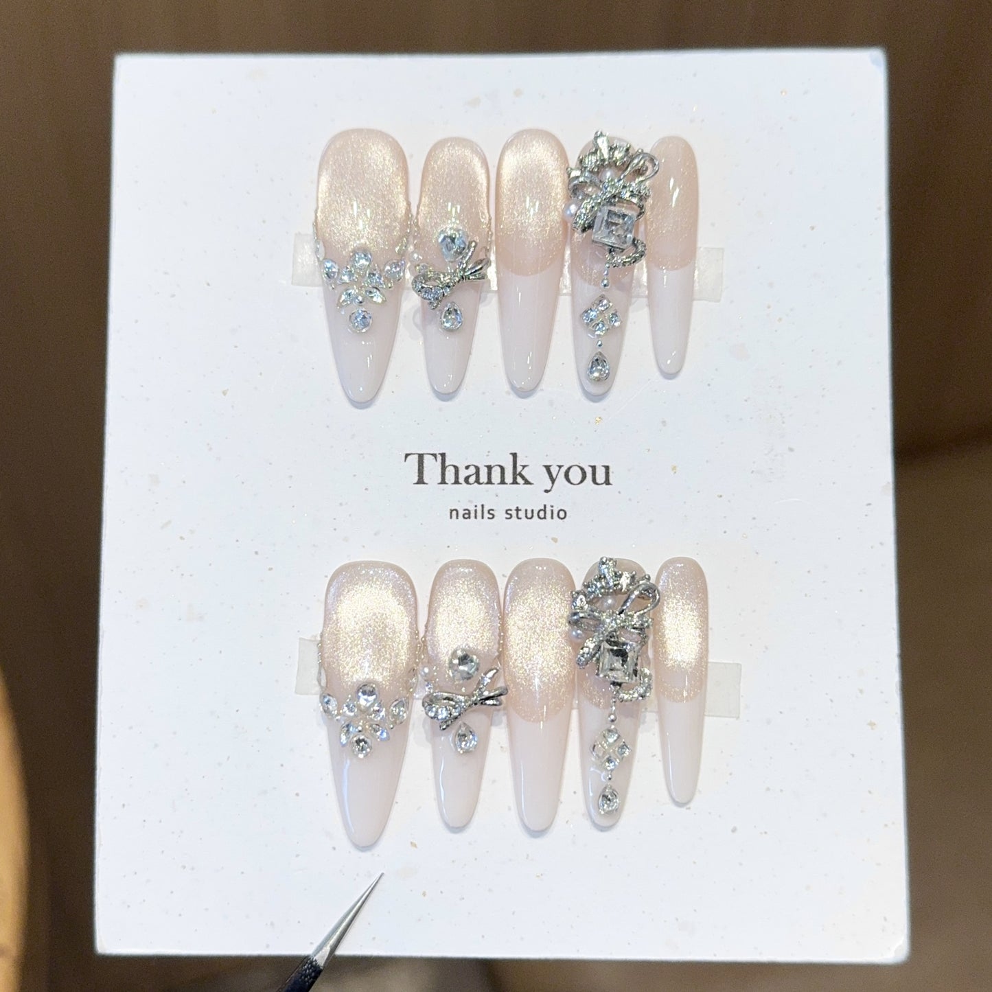Elegante Anwendung Von Kunstnägeln Brehn