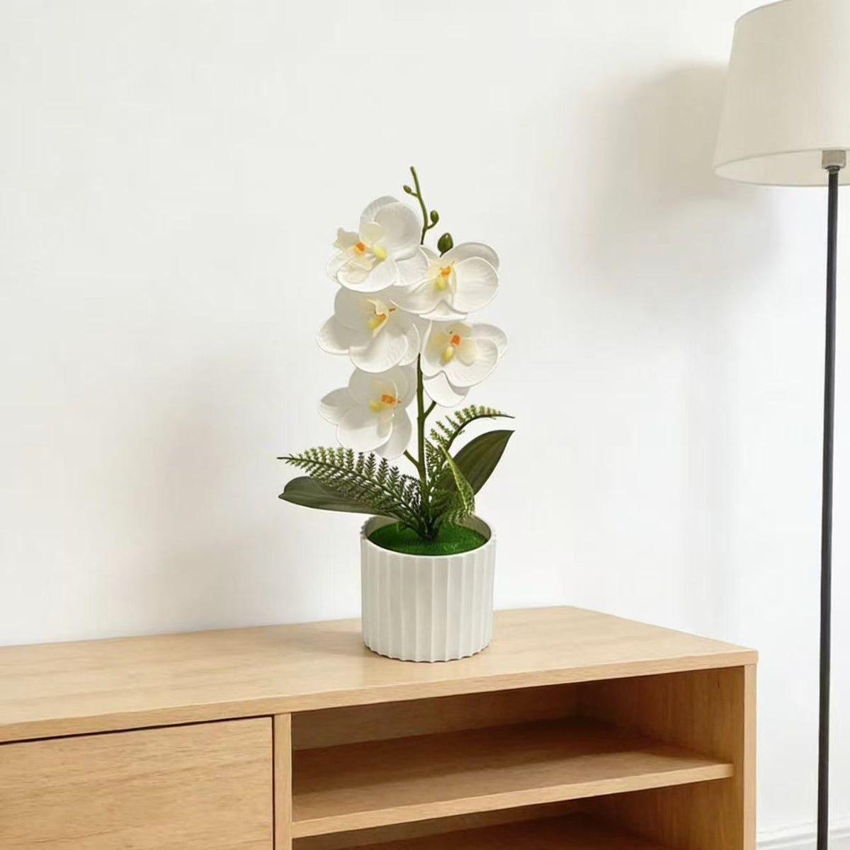 Dekorative Orchideenpflanzenanordnung 1790480742 für Dekoration