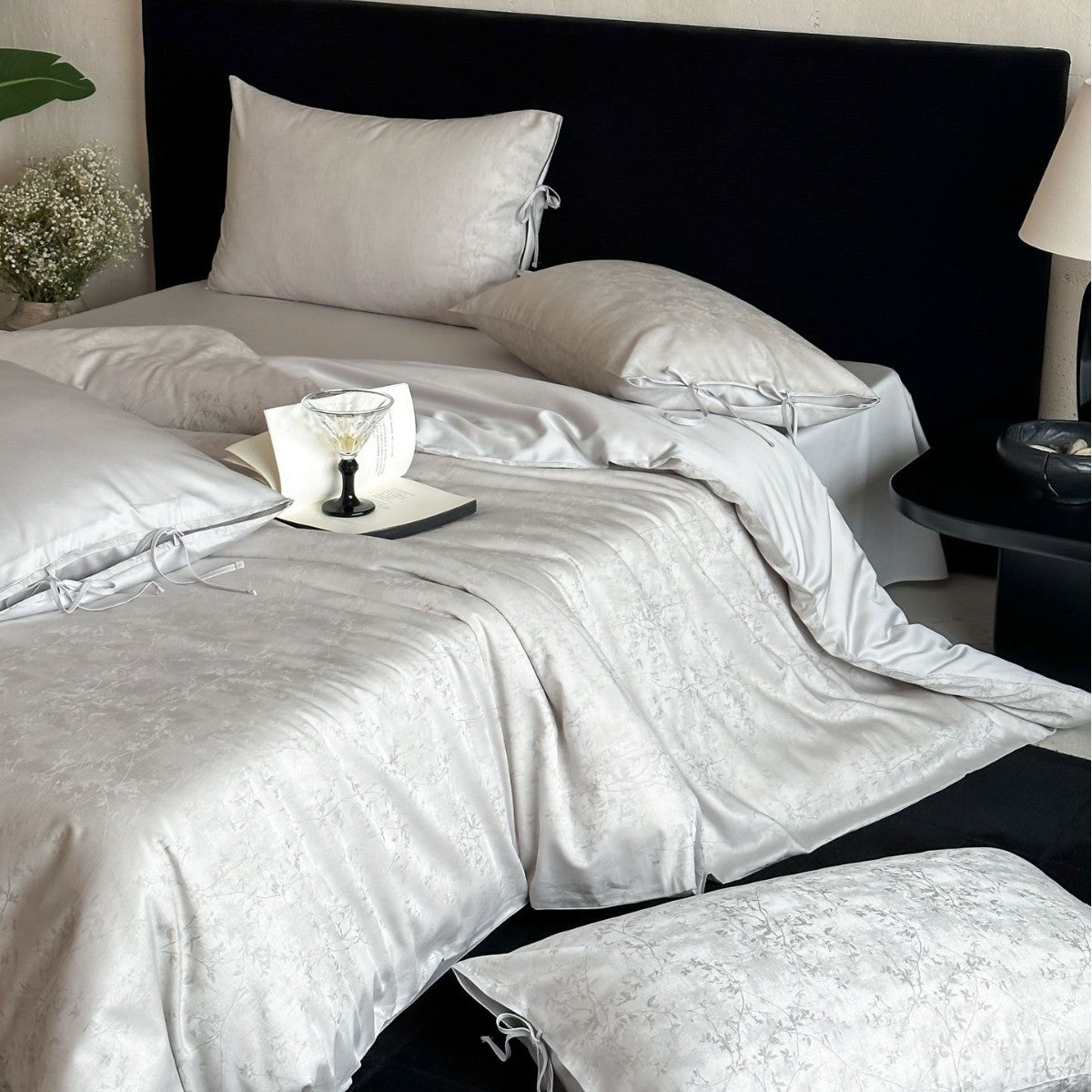 Luxuriöses Satin-Bettwäsche-Set mit filigranem Blumenmuster und Bindebändern