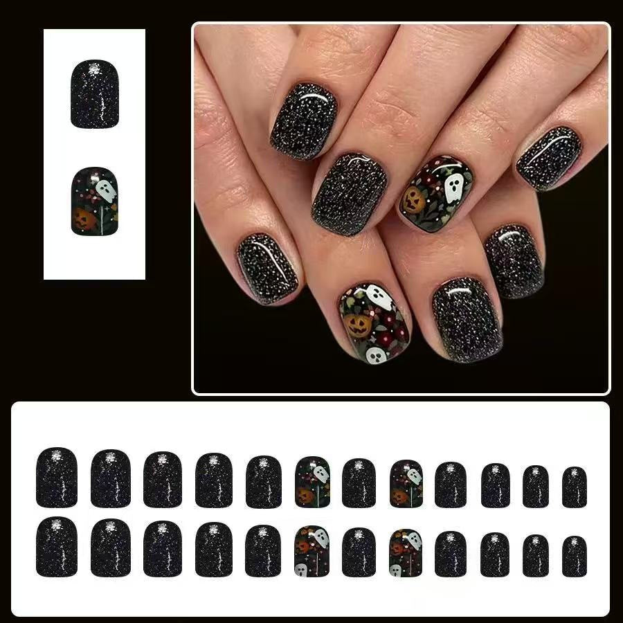 Kunstnagelset mit Halloween-Motiven und Glitzerakzenten Brehn