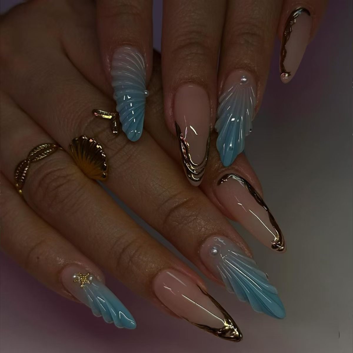 Künstlerisches Shell-Design Nagelverlängerungen Brehn