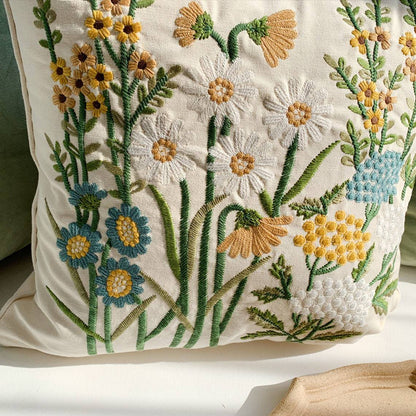 Quadratischer Kissenbezug mit handgesticktem Wildblumen‑Relief, Leinen‑Baumwollmix und verdecktem Reißverschluss Brehn
