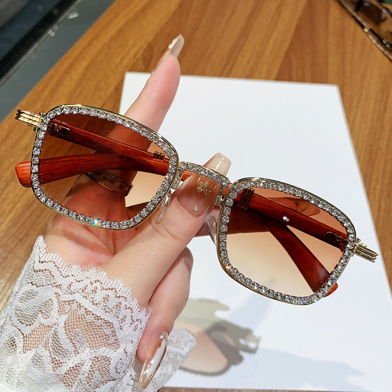 Damen Sonnenbrille mit strassbesetztem Rahmen und modernem Holzdesign Brehn