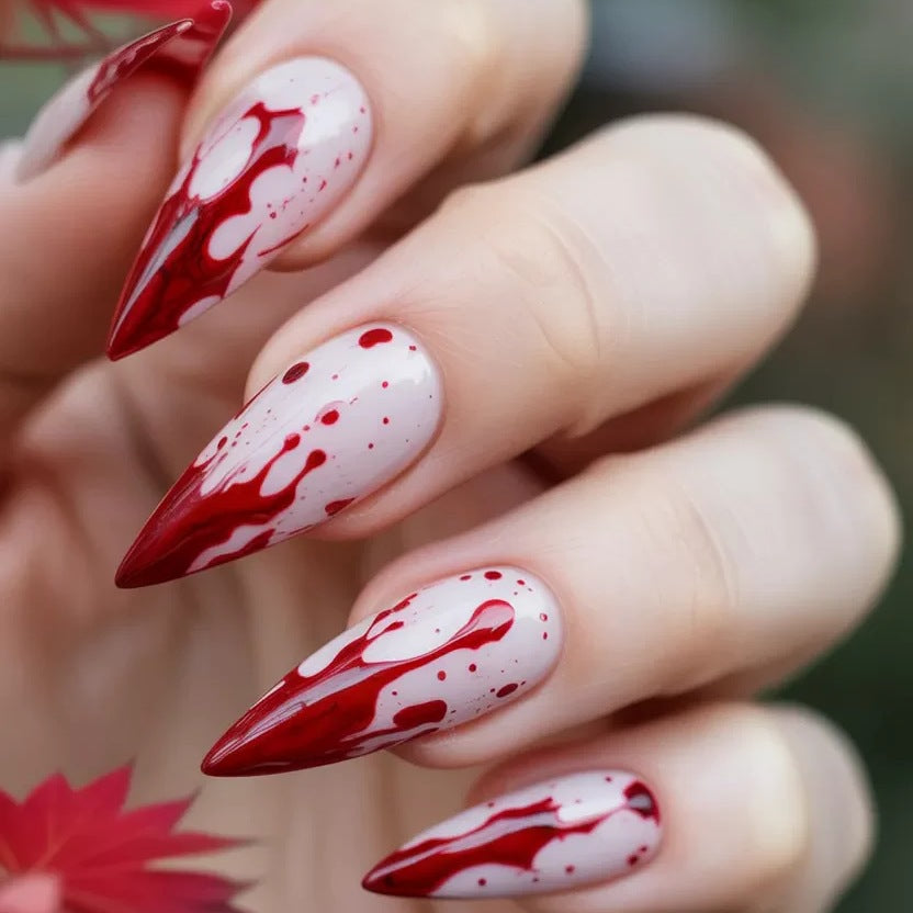 Kunstnagelset mit blutrot inspiriertem Design und spitzen Akzenten Brehn
