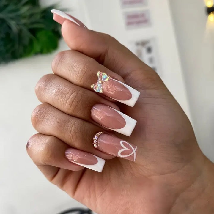 Kunstnagelset mit eleganten Schmetterlingsakzenten und Strass Brehn