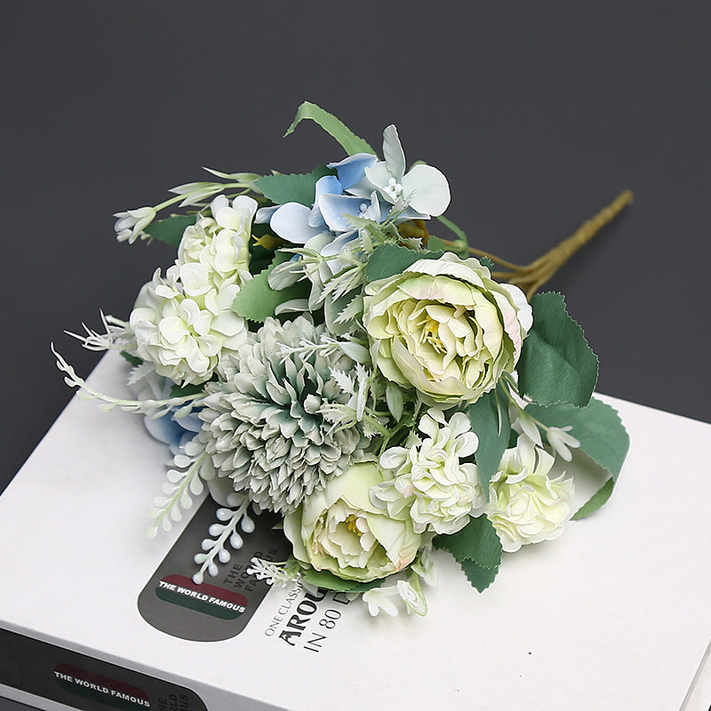 Luxuriöser Faux-Blumenstrauß