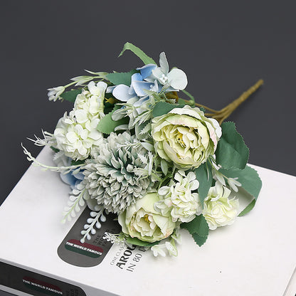 Luxuriöser Faux-Blumenstrauß