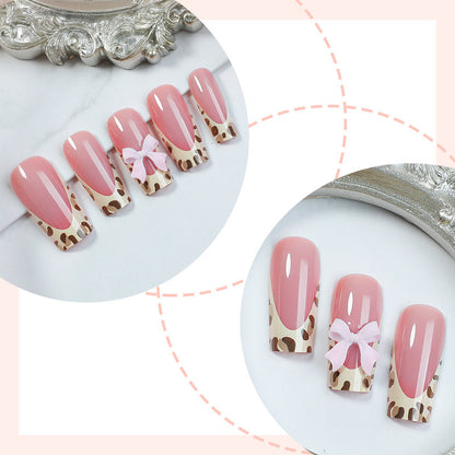 Kunstnagelset mit eleganten Leopardenakzenten und Schleifenverzierungen Brehn