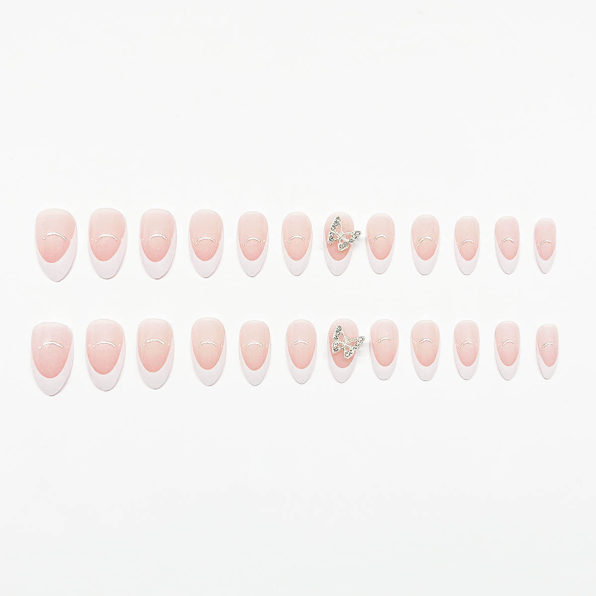 Kunstnagelset mit elegantem French Design und strassverzierten Akzenten Brehn